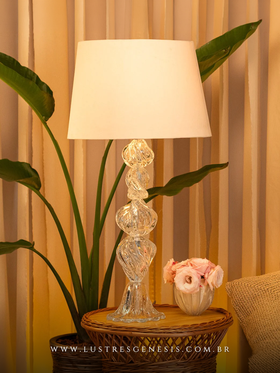 A base do abajur é cuidadosamente trabalhada, proporcionando estabilidade e um toque de luxo.